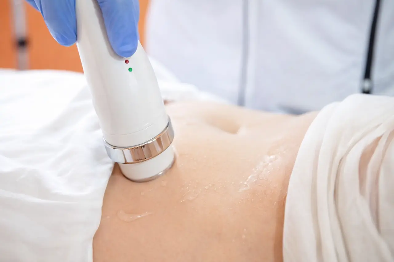 A body applicator moving over the abdomen